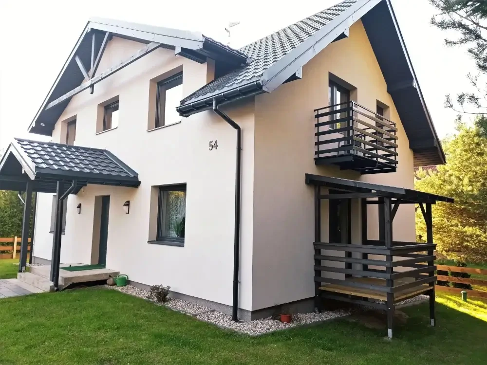 Widok na budynek apartamentów LakeView z zewnątrz, położony nad brzegiem jeziora Studzienicznego