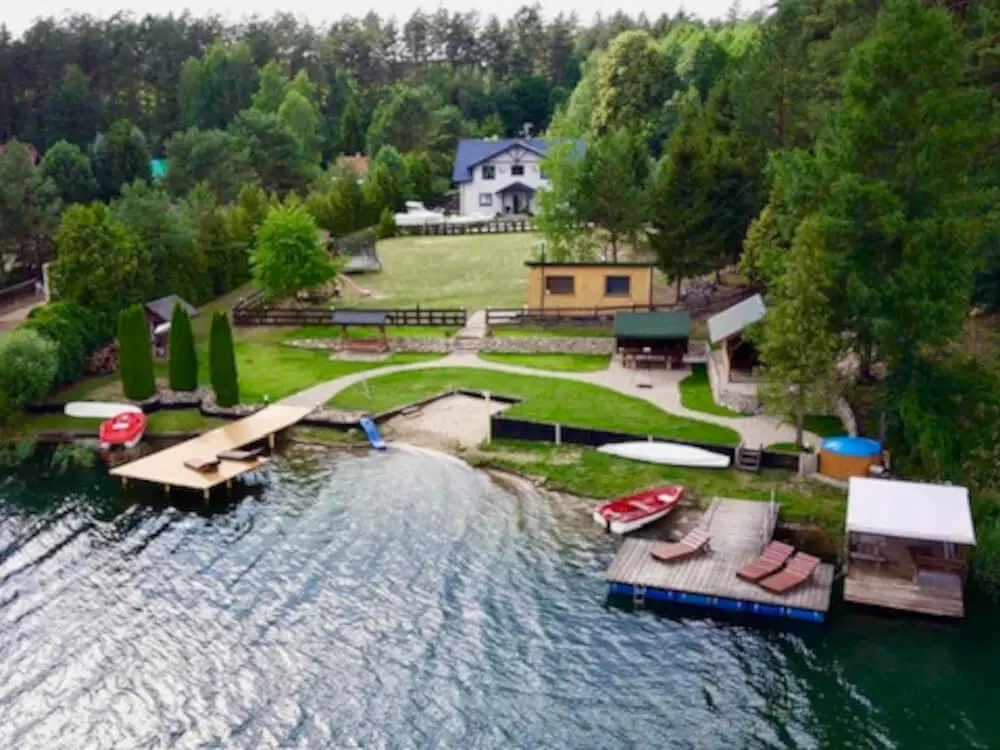 Widok na brzeg jeziora, część działki i apartamenty Lakeview z lotu ptaka