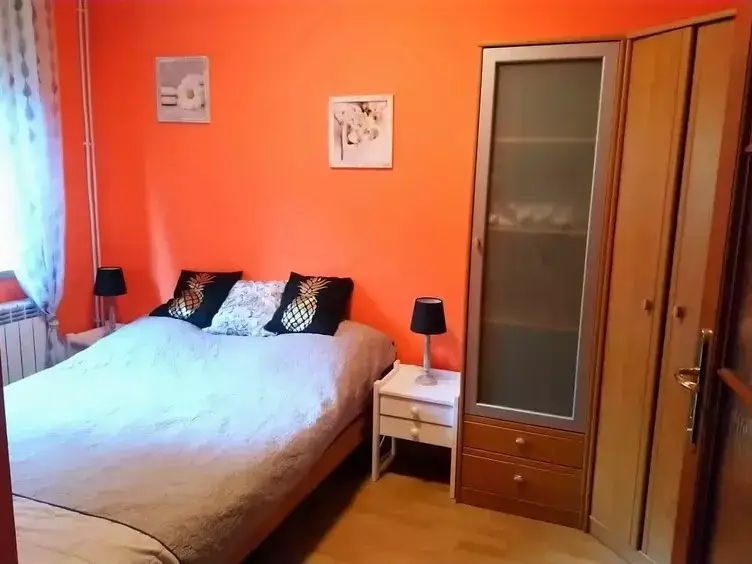 Ciepła sypialnia z dużym łóżkiem i szafą